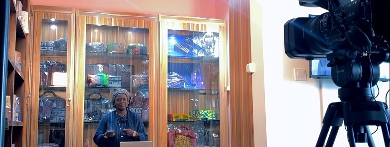 Lire la suite à propos de l’article LE CARRÉ DES ARTISTES AVEC MME SOUMARÉ YACINE DE AFRICAN TOUCH